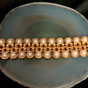 Vintage Avon faux pearl bracelet